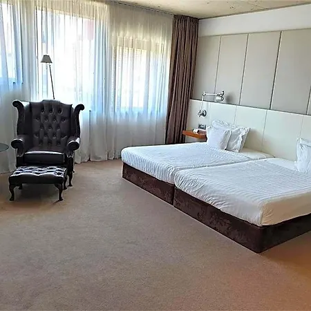Хотел галерия графит 5*